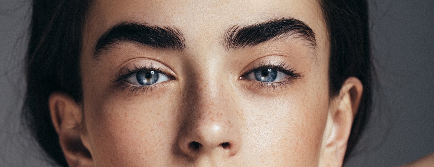 Fluffy Brows: Trend přirozeného obočí