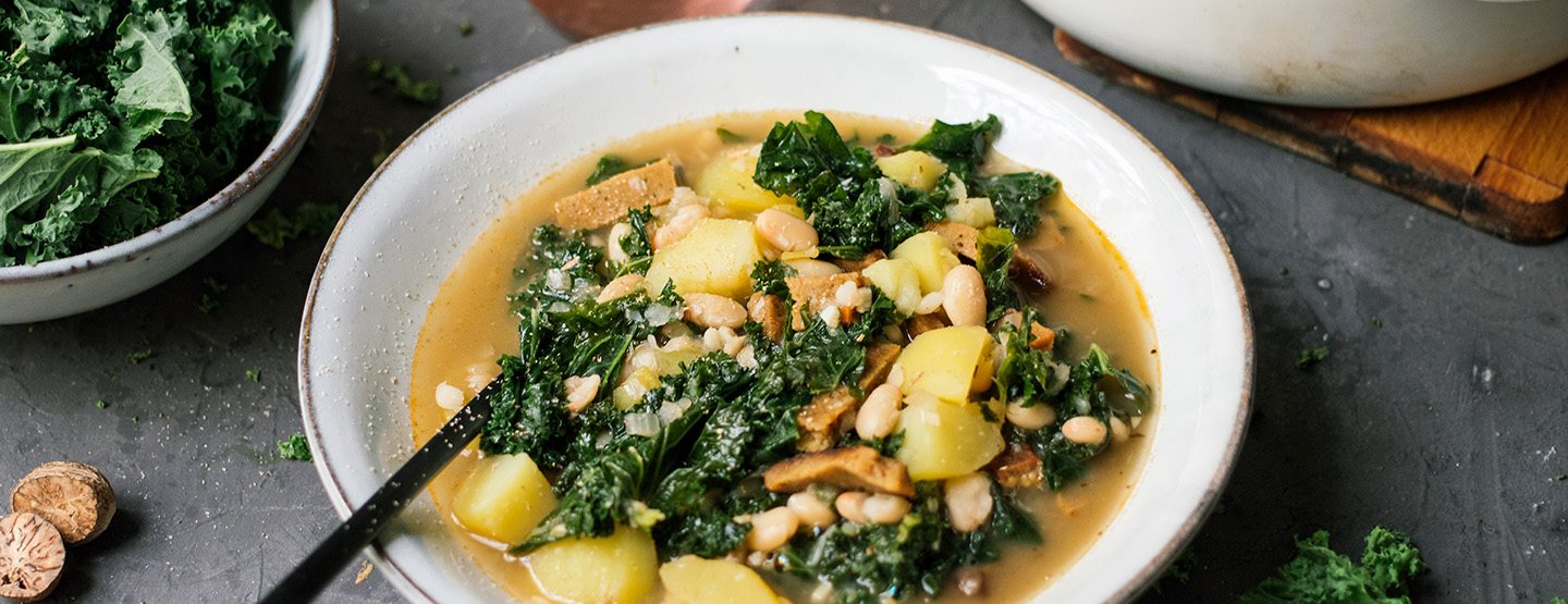Veganský guláš s kapustou, seitanem a bílými fazolemi