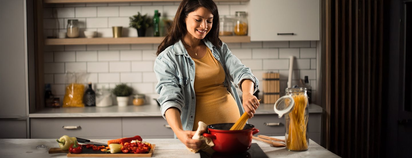 Výživa v těhotenství: Žena vaří zdravé jídlo Výživa v těhotenství: Na co by si měly ženy dát pozor?