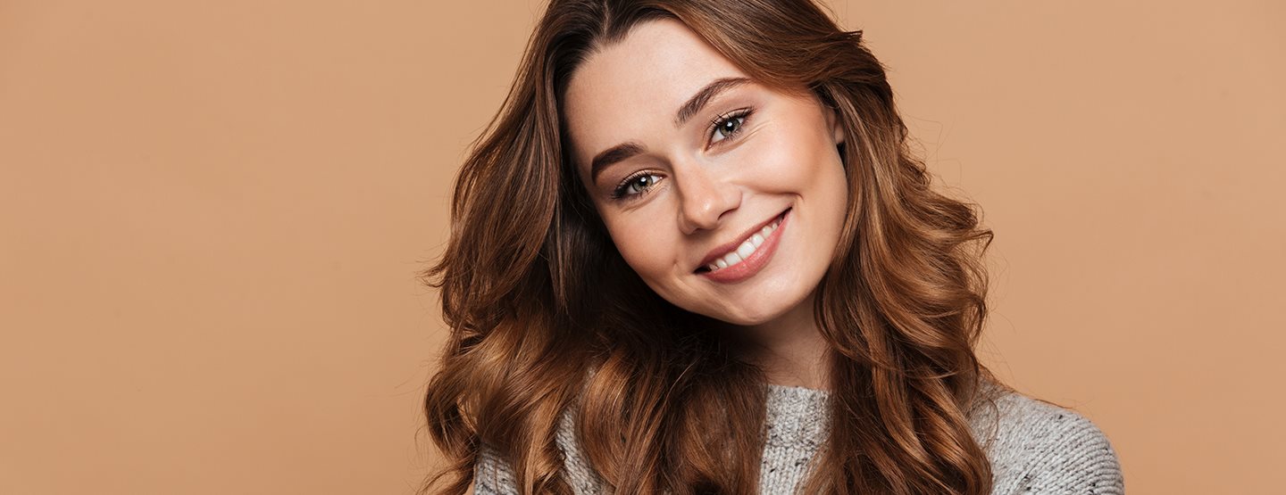 Čokoládově hnědé vlasy: Trendy barva vlasů v zimě 2026
