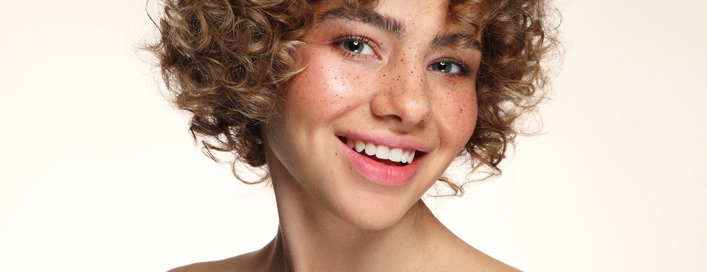 Sunset Blush: Jak vykouzlit svěží líčení inspirované západem slunce