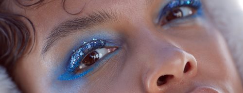 Modré oční stíny: Trendy zimní look