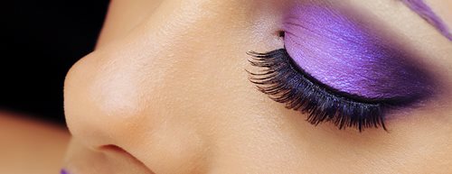 Very peri make-up: Líčení v barvě roku 2022