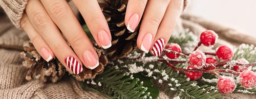 Vánoční a silvestrovské nehty roku 2025: Devět nejkrásnějších trendy looků
