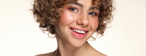 Sunset Blush: Jak vykouzlit svěží líčení inspirované západem slunce